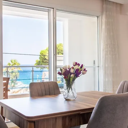 Sea View Retreat With Balcony 1 Min To * Kusadasi